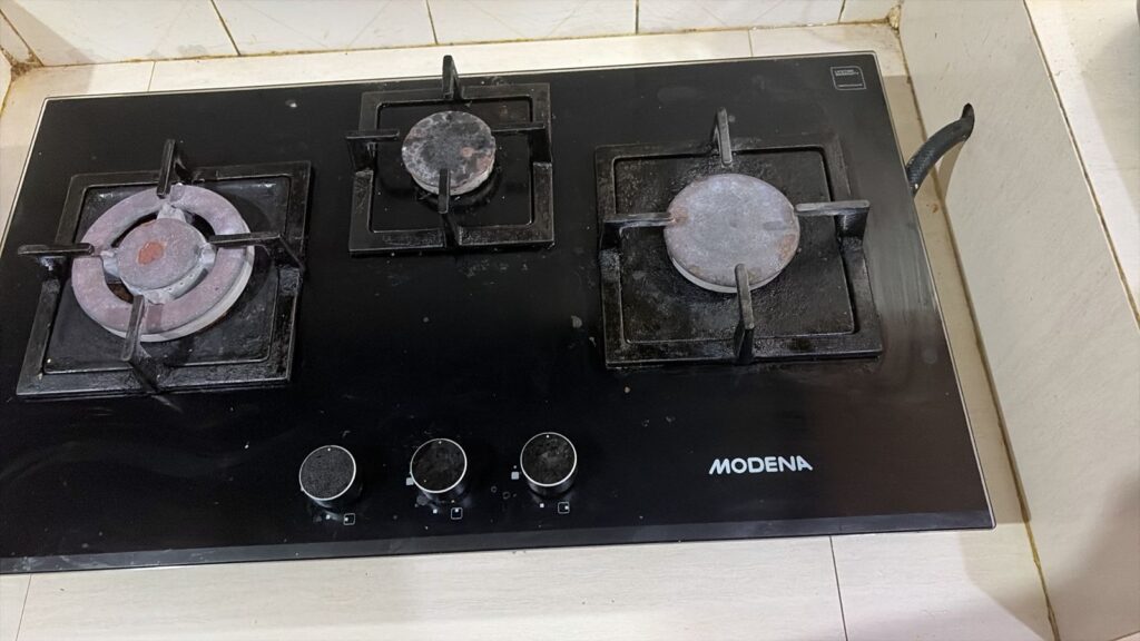 Perbaikan kompor freestanding di rumah pelanggan